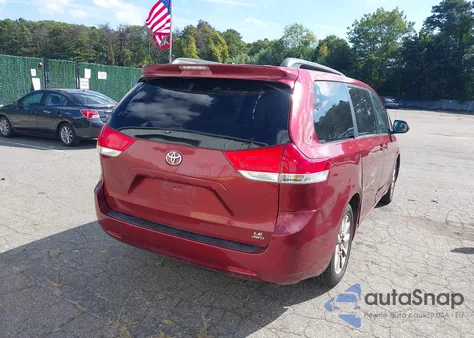 2011 Toyota Sienna Le z USA, uszkodzony, nr VIN 5TDJK3DC9BS010997